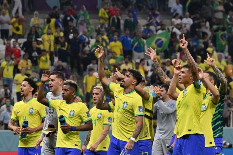 Timnas Brasil merayakan kemenangan atas Serbia pada laga Grup G Piala Dunia 2022 di Stadion Lusail, Doha, Qatar, Juma (25/11/2022) dini hari WIB. Duel Brasil vs Serbia berakhir dengan skor 2-0. (Foto oleh NELSON ALMEIDA / AFP)