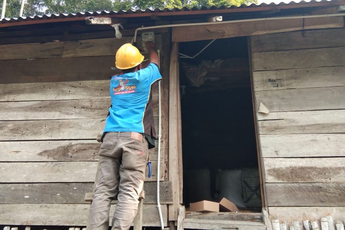 PT Perusahaan Listrik Negara (Persero) memasang listrik gratis 2 ampere di rumah nenek Rohani Salam (68) di Desa Paya Leupah, Kecamatan Simpang Keramat, Kabupaten Aceh Utara, Kamis (12/9/2019).  Cek syarat program pemasangan listrik gratis 2022.