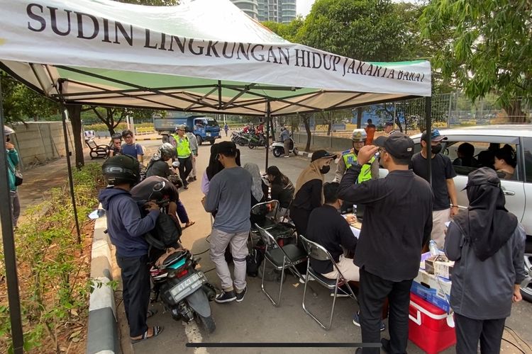 Kondisi tilang uji emisi di Jakarta Barat, Rabu (1/11/2023). Proses ramai dan lancar