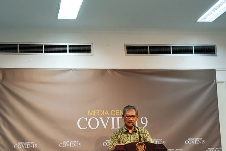 Juru bicara pemerintah untuk penanganan virus corona Achmad Yurianto dalam konferensi pers di Istana Kepresidenan, Jakarta Pusat, Sabtu (7/3/2020). 