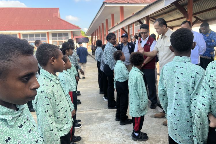 Sintia Anak Papua Nyaris Putus Sekolah, Naik Perahu 5 Jam Demi Bisa Belajar