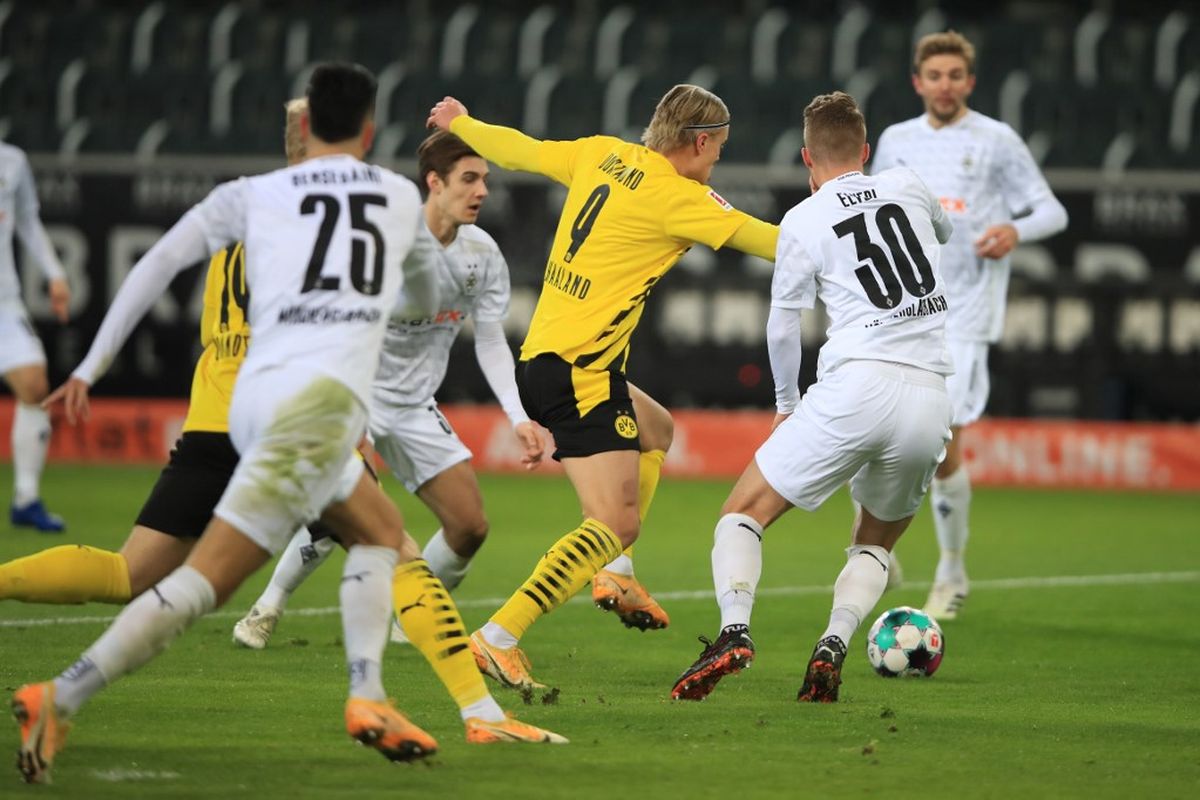 Erling Haaland (tengah) berebut bola dalam pertandingan Borussia Moenchengladbach vs Borussia Dortmund pada pekan ke-18 Bundesliga di Borussia-Park, Sabtu (23/1/2021) dini hari WIB. 