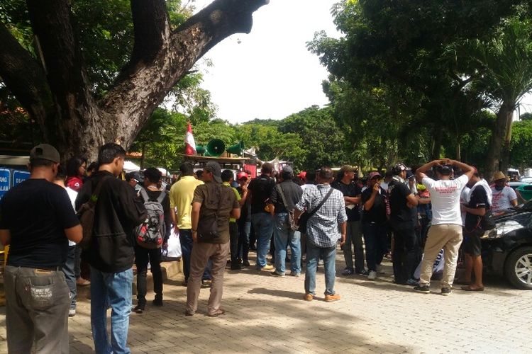 Suasana unjuk rasa para pengemudi taksi online di Lapangan IRTI, Monas, Jakarta Pusat, Senin (29/1/2018). Unjuk rasa itu untuk menolak PM 108 yang mengatur soal taksi online.