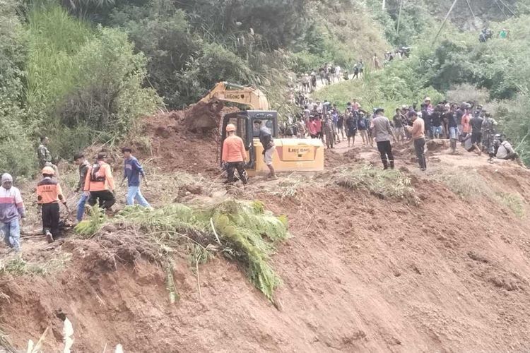 Tim SAR Gabungan melakukan evakuasi di lokasi longsor di Bastem, Kabupaten Luwu, Sulawesi Selatan, Senin (26/2/2024).