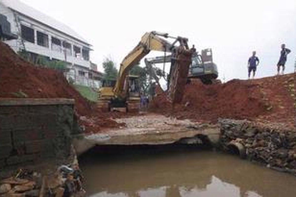 Alat berat bersiap membongkar penutup Kali Krukut yang dibuat kawasan lapangan latihan tembak Marinir di samping Kampung Pulo, Lebak Bulus, Jakarta, Selasa (1/11/2011). Bagian atas Kali Krukut ditutup beton pada aliran yang berada di sepanjang lapangan latihan tembak. 