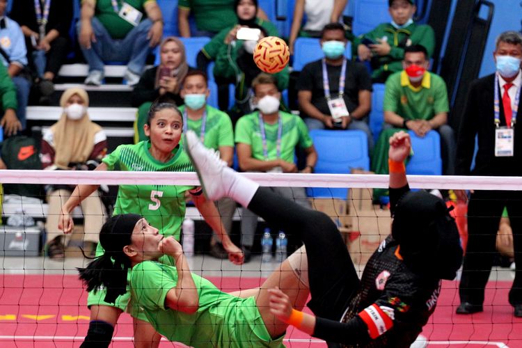 Tim sepak takraw putri Jatim saat pertandingan PON XX Papua 2021 melawan DKI Jakarta yang berakhir dengan skor 2-1 di GOR Trikora Jayapura, Rabu (29/09/2021) siang.