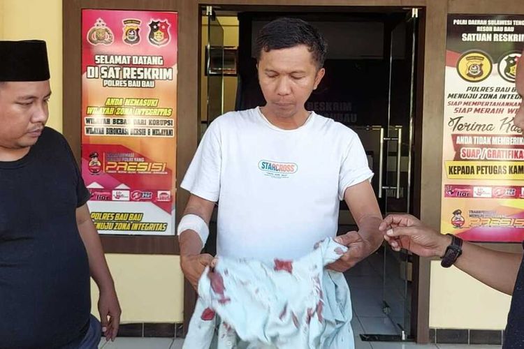 Seorang wartawan dan juga pemilik media online lokal di Kota Baubau, Sulawesi Tenggara, La Ode Muhammad Irfan Mihzan, (baju putih) ditikam oleh orang tak dikenal, Sabtu (22/7/2023) sekitar pukul 09.30 WITA.