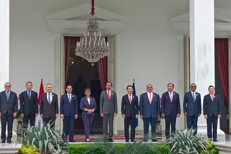 Presiden Joko Widodo berfoto bersama menteri luar negeri negara-negara ASEAN sebelum mengadakan pertemuan di Istana Merdeka, Jakarta, Jumat (3/2/2023).