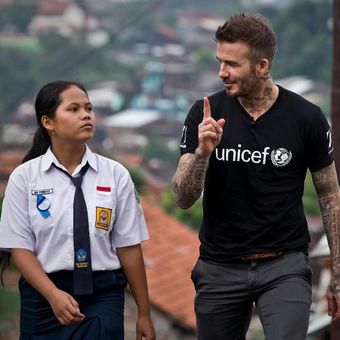 Duta Kehormatan UNICEF David Beckham tertawa bersama Sripun (15) di dekat rumahnya di Semarang, Jawa Tengah, Indonesia, 27 Maret 2018. Sripun diunjuk oleh lingkungannya untuk menjadi agen perubahan dan berpartisipasi dalam program anti-bullying yang diinisiasi UNICEF.