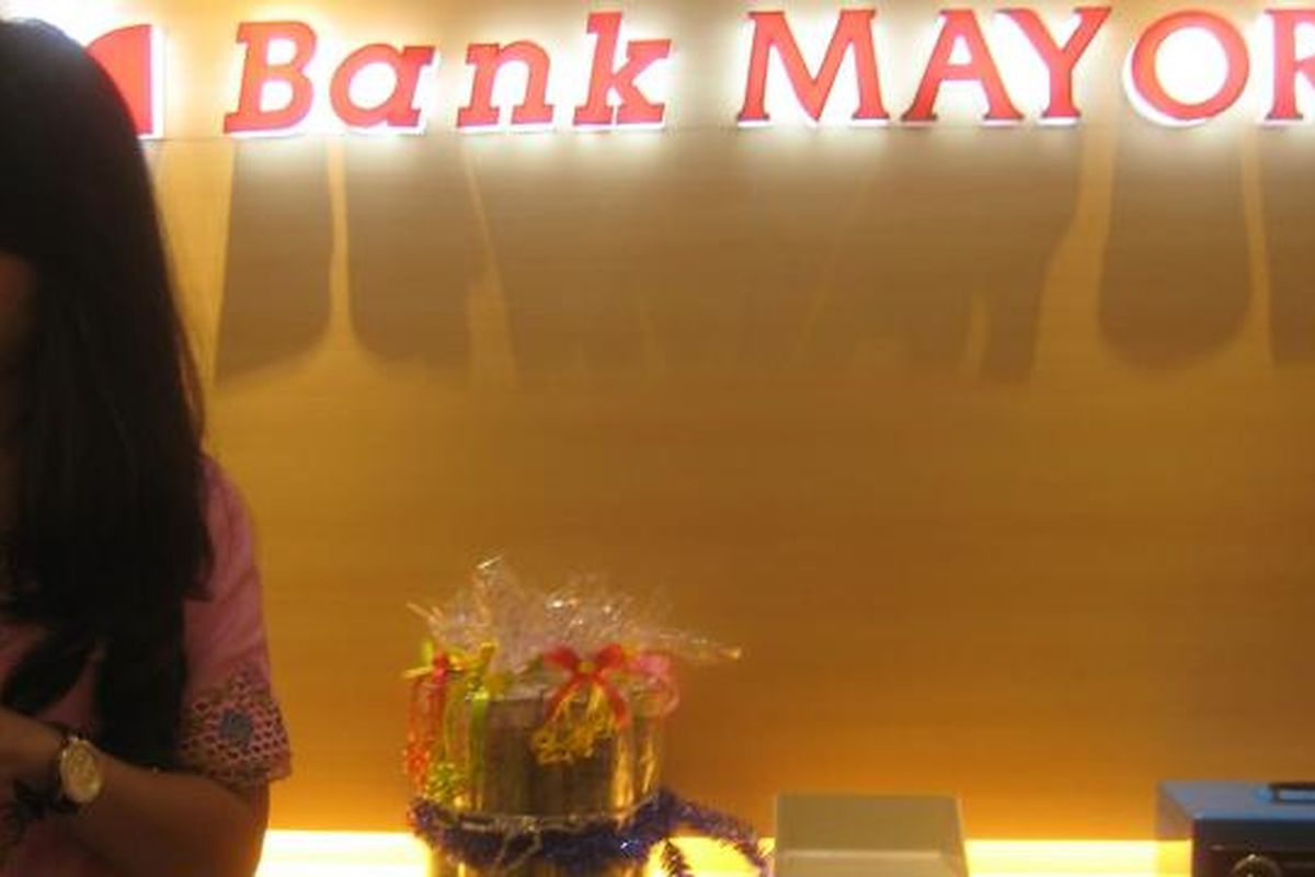 Petugas menghitung uang di Kantor Cabang Pembantu (KCP) Bank Mayora, Galuh Mas, Kabupaten Karawang, Jawa Barat. KCP Galuh Mas adalah KCP ke-39 Bank Mayora secara nasional. 