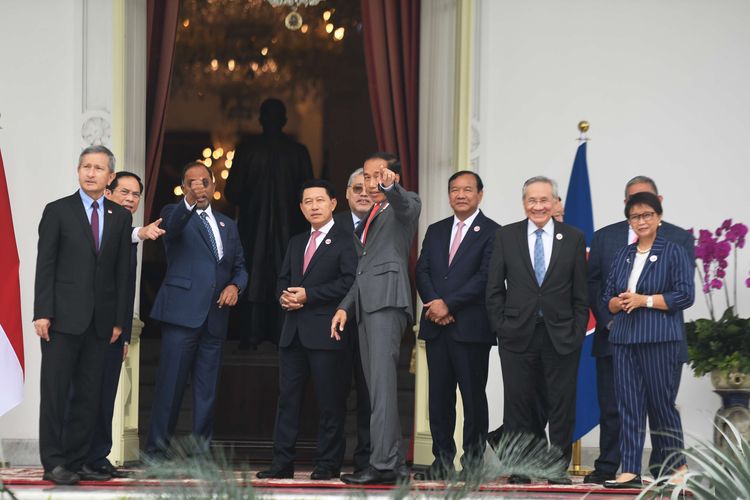 Presiden Joko Widodo (tengah) berbincanh dengan menteri luar negeri negara-negara ASEAN sebelum melakukan pertemuan pada kunjungan kehormatan di Istana Merdeka, Jakarta, Jumat (3/2/2023). Dalam pertemuan tersebut Presiden Joko Widodo memberikan pesan agar negara-negara ASEAN tidak menjadi proksi bagi siapa pun, serta pentingnya menjaga sentralitas dan kesatuan ASEAN.