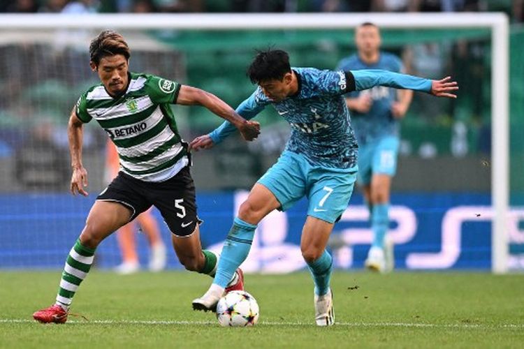 Hidemasa Morita (kiri) berduel dengan Son Heung-min (kanan) pada laga kedua Grup D Liga Champions yang mempertemukan Sporting CP Vs Tottenham Hotspur, Rabu (14/9/2022) dini hari WIB. Hasil Sporting CP vs Tottenham adalah 2-0 untuk kemenangan tuan rumah.