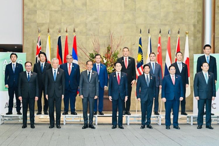 Presiden Joko Widodo berfoto bersama para kepala negara peserta KTT AZEC yang digelar di Main Hall Kantor PM Jepang, Tokyo, pada Senin (18/12/2023).
