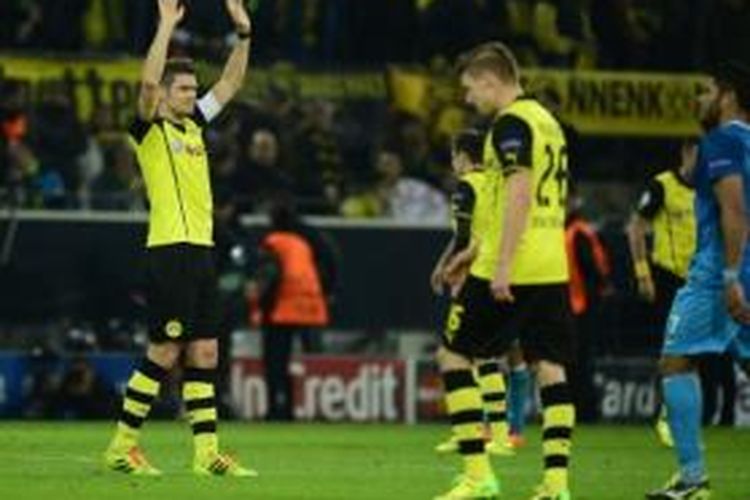 Gelandang Borussia Dortmund, Sebastian Kehl (kiri).