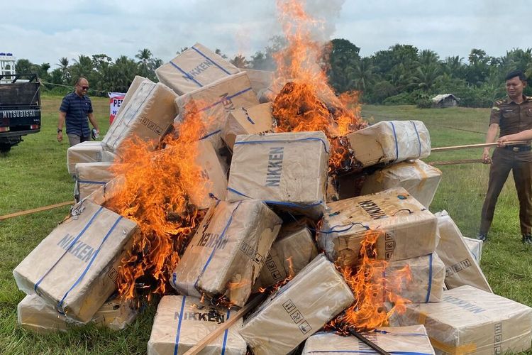 Kejaksaan Negeri (Kejari) Aceh Utara memusnahkan 330 karton rokok illegal merek Nikken asal Vietnam di Lapangan Desa Alue Muden, Lhoksukon, Kabupaten Aceh Utara, Provinsi Aceh, Kamis (28/7/2022).