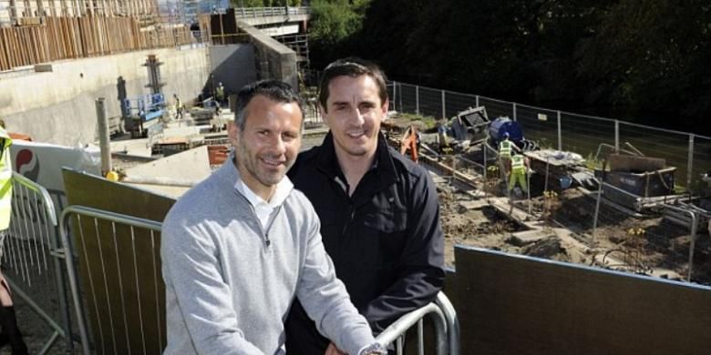 Dua mantan pemain Manchester United, Ryan Giggs (kiri) dan Gary Neville. 