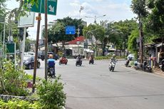 Pengendara Motor Tak Ragu Terobos Lampu Merah di Perempatan Duri Kepa 