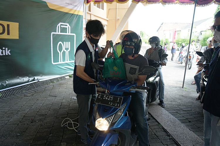 Pembagian bantuan kepada mahasiswa secara drive thru 