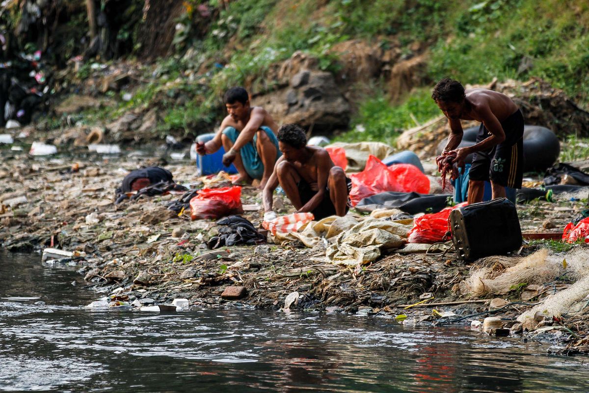 Warga beraktivitas di pemukiman padat penduduk di bantaran Sungai Ciliwung, Manggarai, Jakarta, Minggu (28/7/2019). Berdasarkan data Badan Pusat Statistik (BPS) DKI Jakarta, persentase penduduk miskin DKI Jakarta pada Maret 2019 adalah 3,47 persen atau sebesar 365,55 ribu orang. Saat ini pemerintah DKI Jakarta melakukan pilot project di beberapa wilayah dengan mengutamakan program KJP, Kesehatan, dan Pendidikan yang ditargetkan dapat mengurangi kemiskinan.