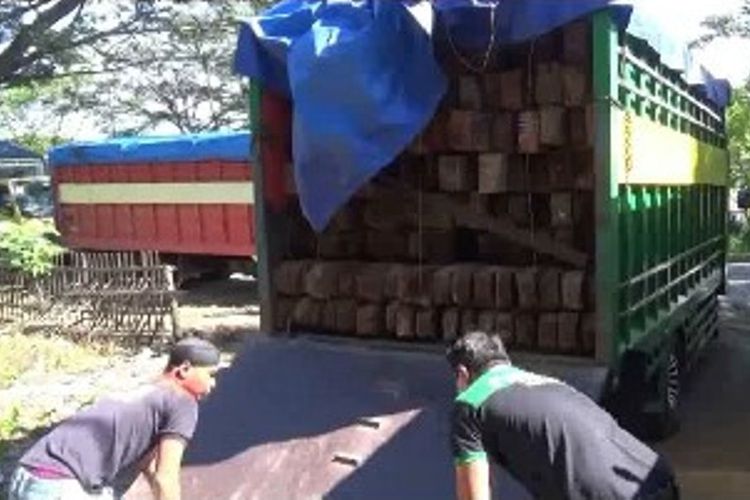 Empat truk bermuatan puluhan kubik kayu ilegal yang ditahan Dinas Kehutanan Provinsi Sulawesi Barat melalui UPTD KPHL Mapilli, Polewali Mandar. 