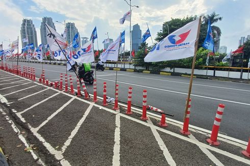 Bendera Partai Terpasang di Jalur Sepeda Jembatan Ciliwung Cokroaminoto, “Stick Cone” Sampai Bengkok 