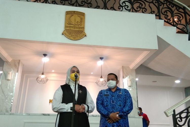 Bupati Karawang Cellica Nurrahadiana (kanan) dan Sekda Karawang Acep Jamhuri (kiri) di Gedung Singaperbangsa, Komplek Kantor Pemkab Karawang, Rabu (17/2/2021).