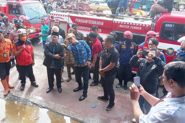Bupati Cianjur, Herman Suherman meninjau lokasi kebakaran yang menewaskan tiga orang, Rabu (17/1/2024).
