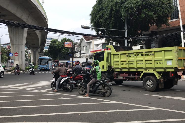 Kabel udara di Jalan Barito 1, Kramat Pela, Kebayoran Baru, Jakarta Selatan semrawut dan menjuntai ke jalan pada Jumat (26/2/2021) sore.