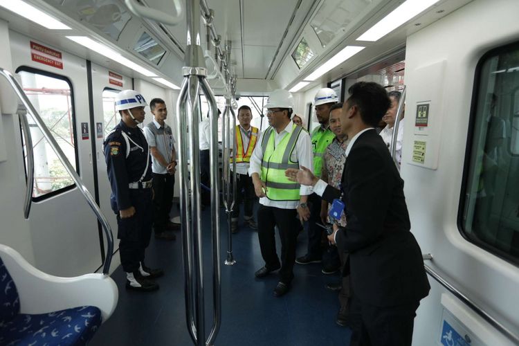 Menteri Perhubungan (Menhub) Budi Karya Sumadi (ketiga dari kanan) saat meninjau pengoperasian kereta api (KA) Bandara Soekarno Hatta di dalam kereta Sky Train Stasiun Bandara Soekarno-Hatta, Tangerang, Kamis (23/11/2017). Menhub melakukan uji coba operasi KA Bandara Soekarno-Hatta dengan rute Stasiun Manggarai  Stasiun Soekarno Hatta, rute ini diperkirakan akan mulai beroperasi pada awal bulan Desember 2017 mendatang. 