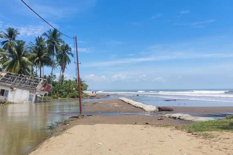 Ratusan Rumah Terendam Banjir Rob di Aceh Utara, Jalan Antardesa Amblas