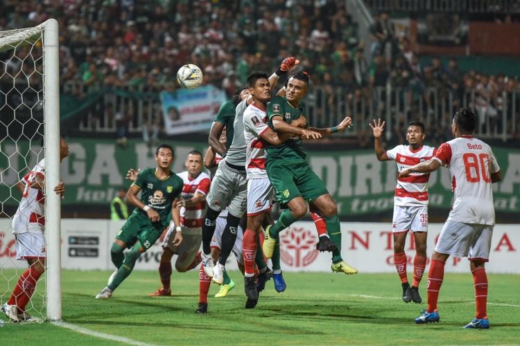 Bek Persebaya Surabaya, Otavio Dutra, mencetak gol dengan sundulan ke gawang Madura United pada laga semifinal leg kedua Piala Presiden 2019, di Stadion Gelora Madura Ratu Pamekasan, Sabtu (6/4/2019) malam.