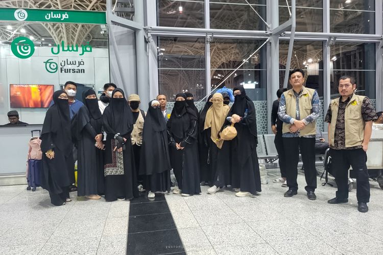 BEBAS MURNI: Tim Perlindungan Jamaah Haji KJRI Jeddah mendampingi pemulangan 34 WNI (pakai masker) di Bandara Madinah, Senin (3/6/2024) dini hari Waktu Arab Saudi.