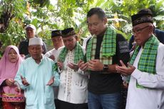 Agus Naik Andong Ziarah ke Makam Ronda Bin Khaleng