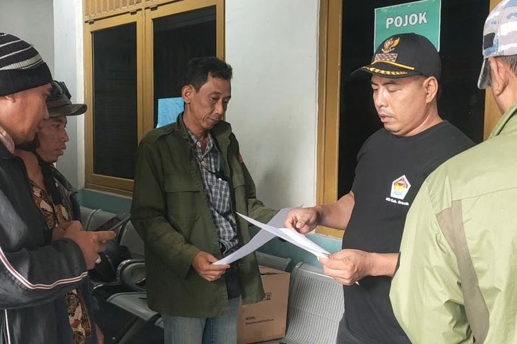 Suryadi (dua dari kanan) bersama perangkat Desa Pandanan, Kecamatan Duduksampeyan, Gresik, Jawa Timur, sepakat mengembalikan bantuan STB TV digital dari Kementerian Kominfo RI lantaran dinilai tidak tepat sasaran.