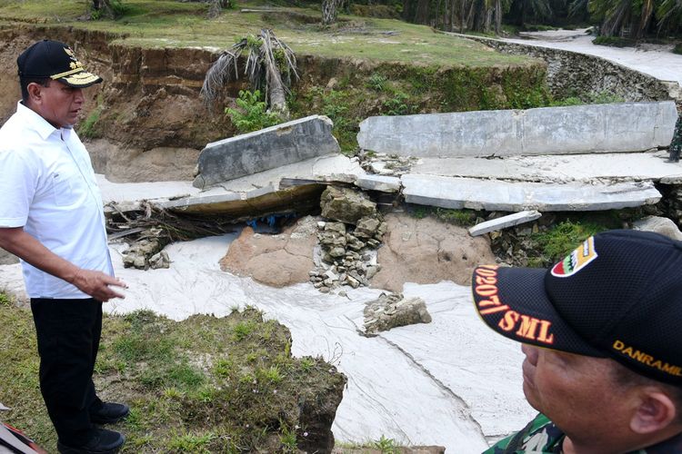 Gubernur Sumut Edy Rahmayadi meninjau lokasi longsor jalan provinsi di Nagori Marubun Jaya, Kecamatan Tanah Jawa, Kabupaten Simalungun, Selasa (2/4/2019)