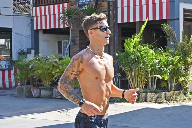 Pembalap Tim Monster Energy Yamaha Fabio Quartararo berlari di jalanan Desa Kuta, Mandalika, Lombok Tengah, NTB, Kamis (2/10/2025). Ajang balapan MotoGP seri ke 18 bertajuk Pertamina Grand Prix of Indonesia akan berlangsung pada 3-5 Oktober 2025. ANTARA FOTO/Ahmad Subaidi/bar