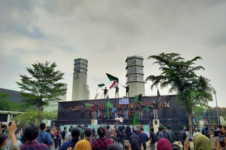 Puluhan mahasiswa dari organisasi HMI se Banten menggelar aksi menolak Omnibus Law di depan Kawasan Pusat Pemerintahan Provinsi Banten