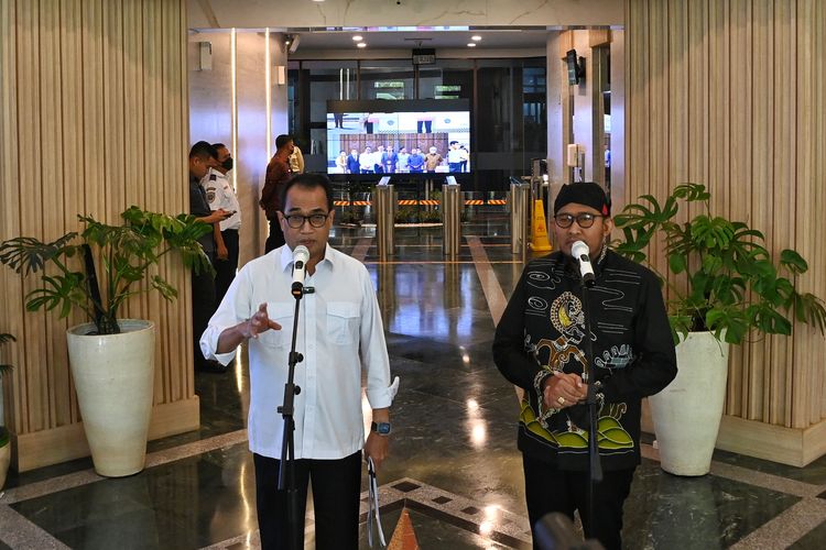 Menhub Budi Karya Sumadi dan Bupati Sumenep Achmad Fauzi usai beraudiensi di Kantor Kemenhub, Jakarta, Rabu (17/05/2023). Salah satunya membahas tentang rencana reaktivasi jalur kereta api di Madura.