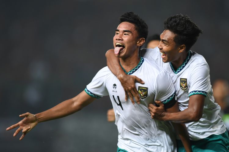 Pesepak bola timnas U19 Indonesia Muhammad Ferarri (kiri) merayakan gol yang dicetaknya ke gawang Myanmar U19 dalam laga penyisihan grup Piala AFF U19 di Stadion Patriot Candrabhaga, Bekasi, Jawa Barat, Minggu (10/7/2022). ANTARA FOTO/Akbar Nugroho Gumay/hp.