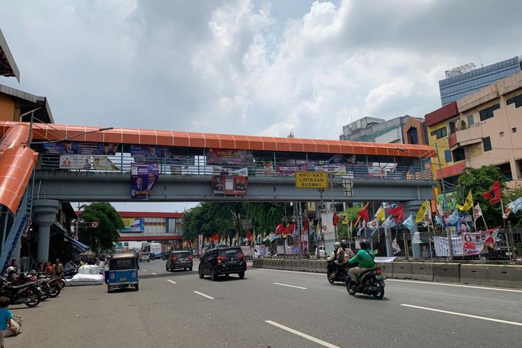 Jelang pelaksanaan Pemilu 2024, alat peraga kampanye (APK) gencar dipasang dan memenuhi fasilitas umum jembatan penyeberangan orang (JPO) di Senen, Jakarta Pusat, Kamis (11/1/2024). 