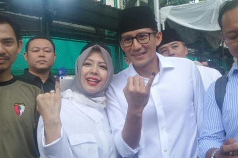 Sandiaga dan Keluarga ke TPS dengan Berpakaian Serba Putih