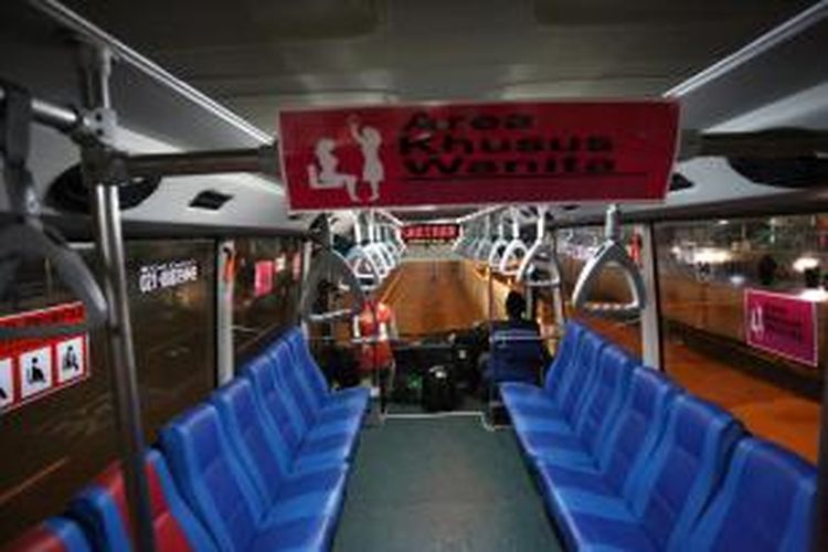 Suasana di dalam bus transjakarta yang melayani angkutan malam hari (amari) saat melintas di kawasan Blok M, Jakarta Selatan, Selasa (3/6/2014). Terkait rencana pengoperasian bus selama 24 jam, Unit Pengelola (UP) Transjakarta telah resmi mengoperasikan 18 armada transjakarta amari sejak Minggu, 1 Juni lalu. WARTA KOTA/ANGGA BHAGYA NUGRAHA