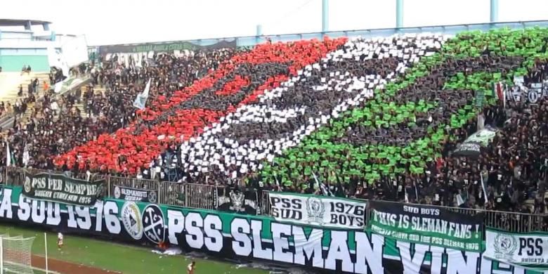 Salah satu aksi Brigata Curva Sud (BCS) saat mendukung PSS Sleman di Stadion Maguwuharjo, Sleman.