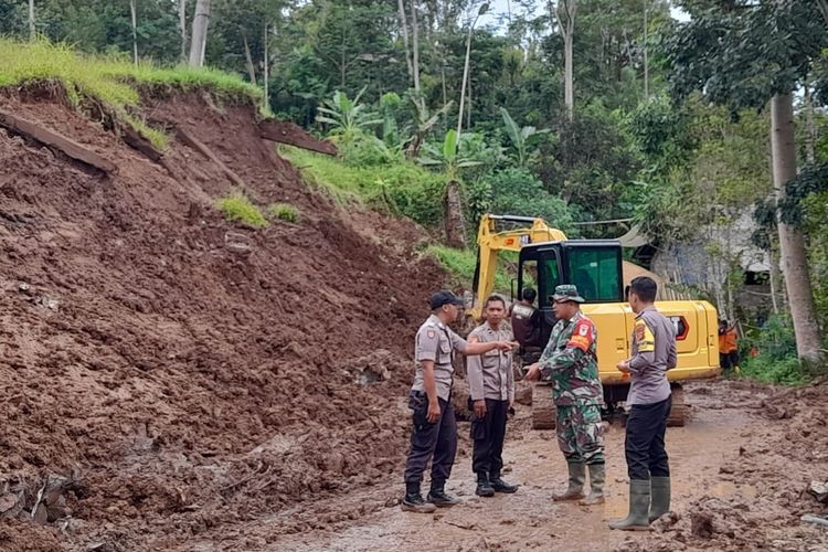Petugas BPBD, Kepolisian dan TNI Kabupaten Tasikmalaya melanjutkan pembongkaran material tanah longsoran yang menutup jalan Tasikmalaya-Pangandaran via Cienam memakai alar berat pada Jumat (5/5/2023) pagi.