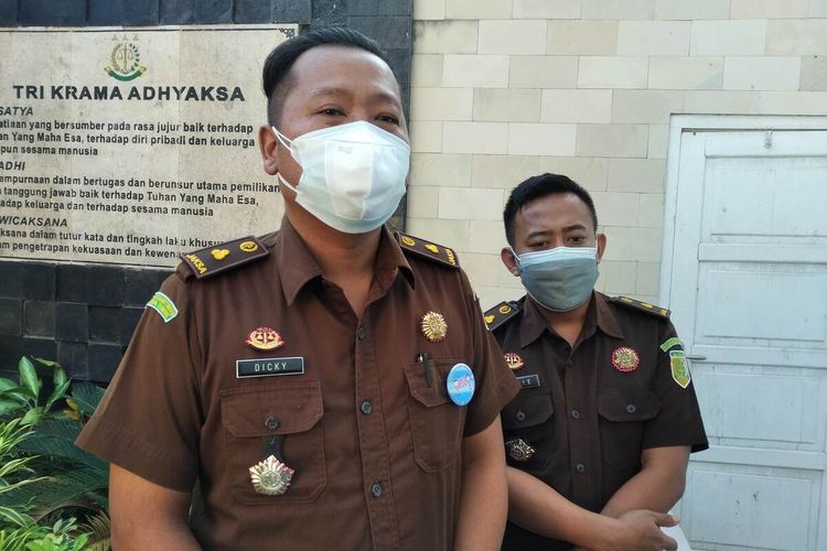 Kasi Intel Kejari Nganjuk Dicky Andi Firmansyah (kiri) bersama Kasi Pidsus Kejari Nganjuk Andie Wicaksono (kanan) saat diwawancarai wartawan, Rabu (28/7/2021).