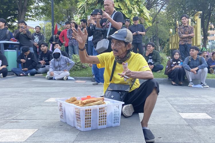 Teriakan Pedagang Keliling di Surabaya: Semoga Prabowo Ngerti Nasib Rakyat Kecil