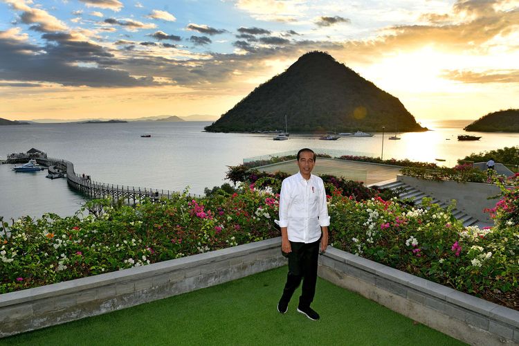 Presiden Joko Widodo berpose dengan latar belakang pemandangan matahari terbenam di Labuan Bajo, Flores, NTT, Rabu (10/7/2019).