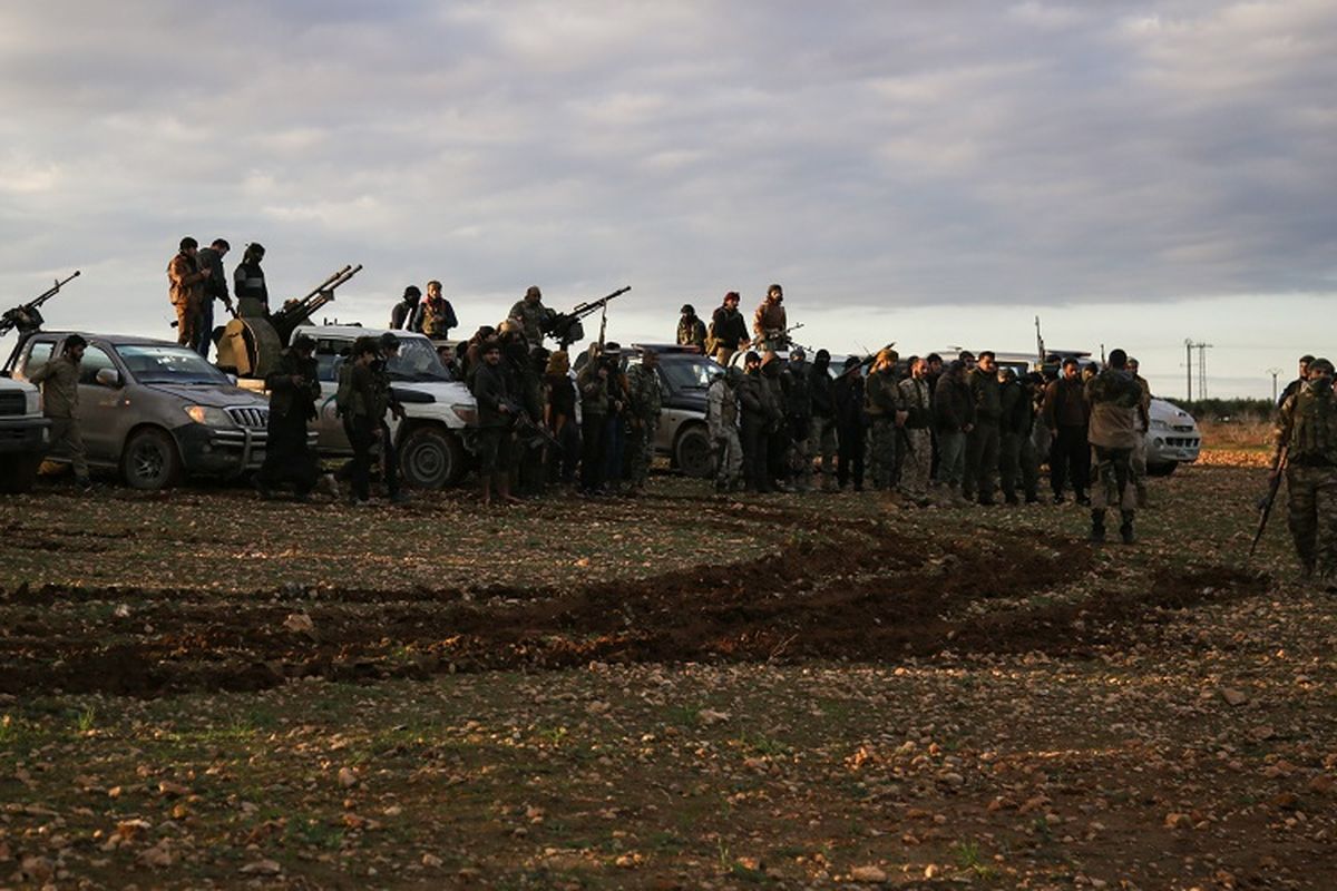 Milisi Suriah yang didukung Turki berkumpul bersama kendaraannya di dekat Manbij pada 28 Desember 2018.