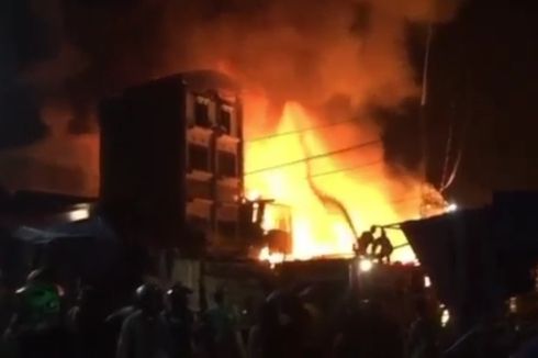Kebakaran di Kawasan Padat Penduduk Makassar Hanguskan Ratusan Rumah, 1 Orang Tewas