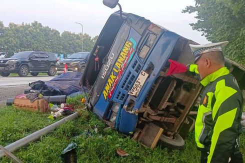 Ditabrak Mobil Diduga Sopir Mengantuk, Isuzu Elf Terbalik di Tol Cipali